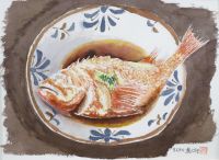 佐藤 隆 さん　「きんきの煮付け」　水彩毎年制作されている12ヶ月カレンダーですが、昨年も見事な完成度で仕上げることが出来ました。その中より一題、出品作として選ばれたのが今回の御作品です。季節感をイメージしながら毎日眺めるカレンダー用の絵画制作を続けられるのは並大抵の事ではありません。これまでは御自身で旅行された場所の風景がメインテーマでしたが、昨今の事情もあり新しいテーマを開拓されました。水彩は食べ物の表現には向いている色材といえますが、魚鱗やヒレ・煮汁・器という全く異なる質感をさらりと描き分けている筆力が見事です。（講評：齊藤）