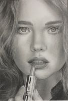 太田 有美 さん　「Lipstick」  デッサンとても完成度の高い作品です。普段使用している画用紙から細密描写に適した極細目の用紙に変更した第１作目になります。とてもきめ細やかなグラデーションでなめらかな肌の表現や、髪の毛一本一本の細部の描き込みと毛束の流れなど卓越したデッサン力を感じます。（講評：朝森）