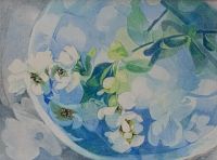 小口 紘平 さん　「水と花」　色鉛筆お花の加工画像を素材に描かれました。水盤に生けられたお花がとても繊細に美しく表現されています。色鉛筆の塗り方もとても精緻で細やかに描かれています。水の中に沈むお花から水の上に浮かんで見える表情まで美しく表現されており、とても小さな変化に気づきながら描く作者の眼差しも伝わってまいります。（講評：港井）